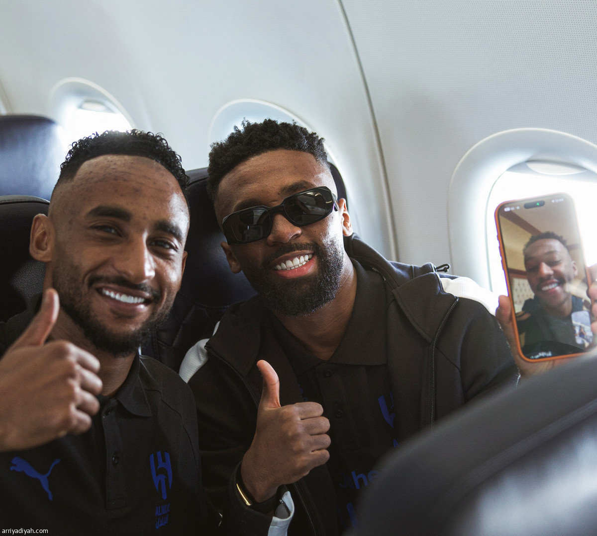 الأزرق إلى العين